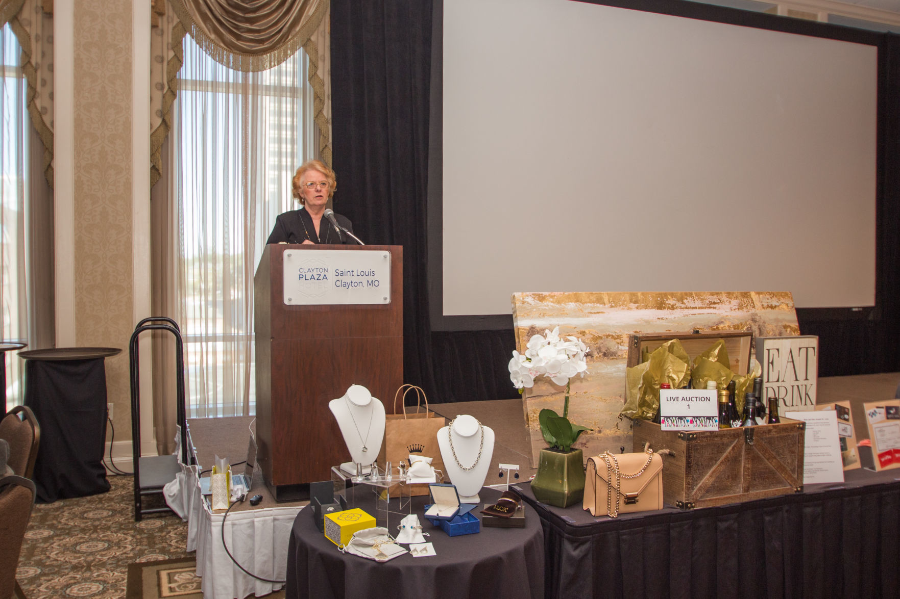 102018handbagstoendhunger47.jpg